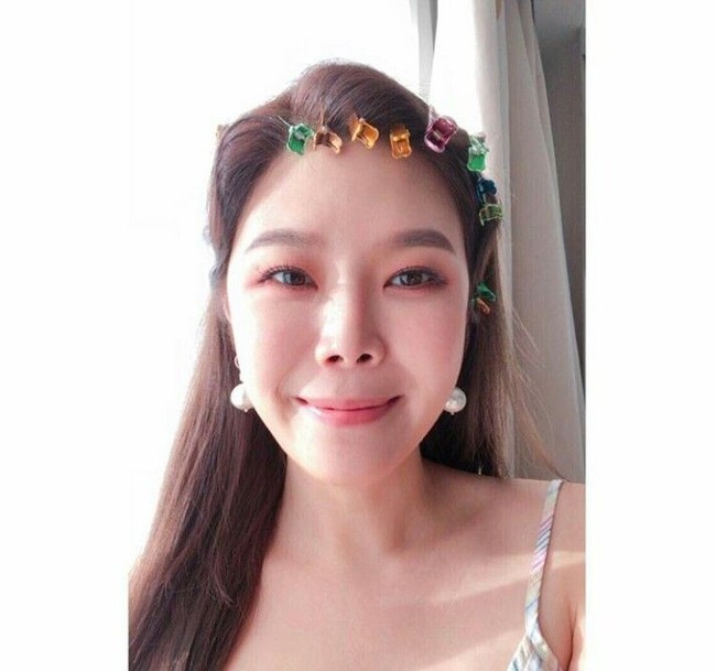 Penyanyi Korea Lyn tidak percaya diri dengan penampilan hidungnya. Hingga di 2014 ia mengakui bahwa telah melakukan operasi plasti hidung beberapa tahun lalu. Foto: Instagram Lyn