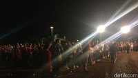 Jemaat pun khidmat mendengarkan lagu yang dinyanyikan kelompok paduan suara itu.