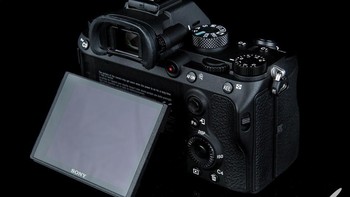 Kamera Alpha 7 III akan tersedia di Indonesia pada bulan Mei 2018 dan dijual dengan harga Rp 29 juta (body only) danRp 32 juta (dengan lensa SEL2870). Foto: fengniao