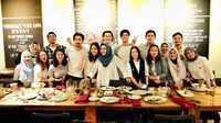 Kumpul bersama My Trip My Adventure Family. Marshall dan sederet crew kumpul bersama sambil menikmati makan bersama. Foto: Instagram @marshallsastra