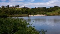Tersedia ruang pribadi di lantai atas yang terhubung dengan teras di atas atap yang ditutupi pasir dan kolam renang sepanjang 40 meter. Istimewa/designboom.