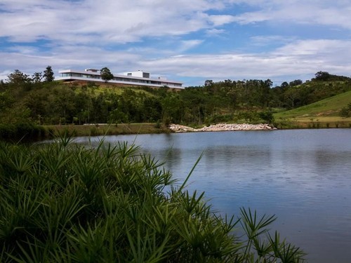 Rumah bertingkat memang sudah biasa, tapi saiapa sangka rumah berikut ini malah terbentang panjang sekaligus menjadi yang terpanjang di dunia.