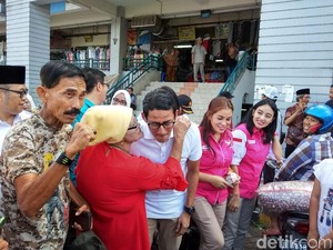Sandiaga Dikerumuni Kaum Ibu dan Dicium Nenek-nenek di Bekasi