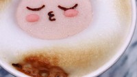 Latte art pada espresso lattenya juga dibuat bentuk wajah Apeach yang bikin gemas. Bikin sayang untuk diminum, ya. Foto: Instagram @h.miiho