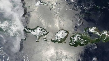 Satelit NASA, Aqua, yang melewati perairan Indonesia mengabadikan rute perjalannya. Ini hasilnya terlihat ada Bali dan Lombok, Nusa Tenggara Barat (NTB). Foto: NASA
