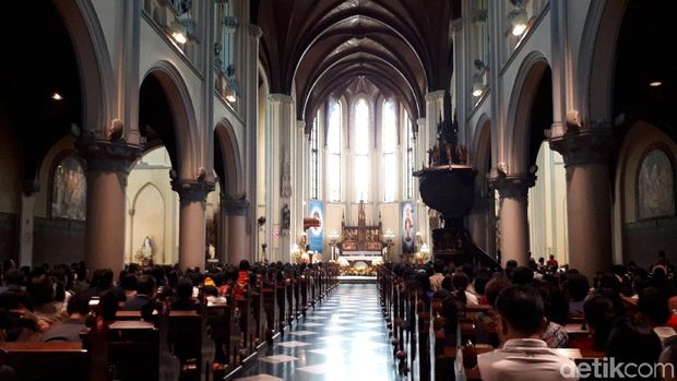 Suasana di dalam Gereja Katedral saat ibadah Misa Paskah.