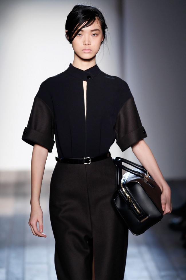 Model saat memeragakan rancangan Victoria Beckham di New York Fashion Week Spring 2014, pada September 2013 silam. Foto: Getty Images
