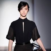 Model saat memeragakan rancangan Victoria Beckham di New York Fashion Week Spring 2014, pada September 2013 silam. Foto: Getty Images