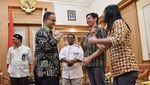 Momen Anies Belajar Bahasa Isyarat dari Teman-teman Tuli