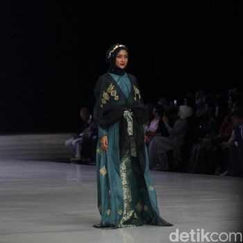 Mewah, Gaun 'Glowing in the Dark' dalam Koleksi Terbaru Dian Pelangi 