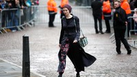Sementara Lily Collins tampil lebih kasual. Foto: (Henry Nicholls/Reuters)