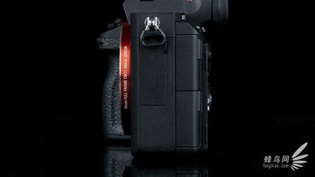 Sony melengkapi stabilisasi gambar optikal 5-axis yang memberikan keunggulan kecepatan shutter 5.0 step.Foto: fengniao