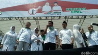 Sementara itu, Ketum PPP Romahurmuziy mengajak ratusan simpatisan Khofifah-Emil di Jombang untuk melantunkan salawat badar dan menyanyikan lagu Wes Wayahe dengan iringan grup musik Soneta.