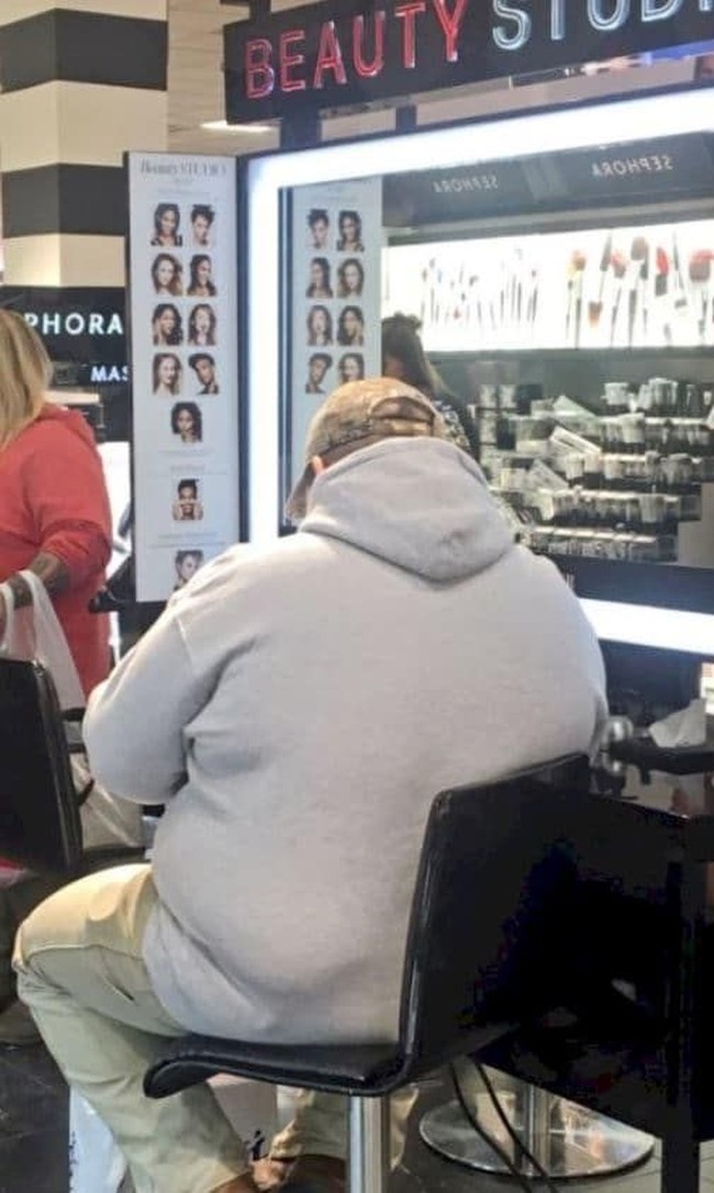 Meski ketiduran, pria ini sudah membuktikkan kesetiaannya pada pacar dengan menunggunya belanja makeup. Foto: Twitter @NoellePetro