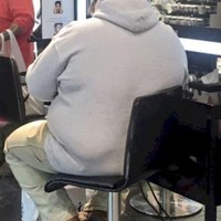 Meski ketiduran, pria ini sudah membuktikkan kesetiaannya pada pacar dengan menunggunya belanja makeup. Foto: Twitter @NoellePetro