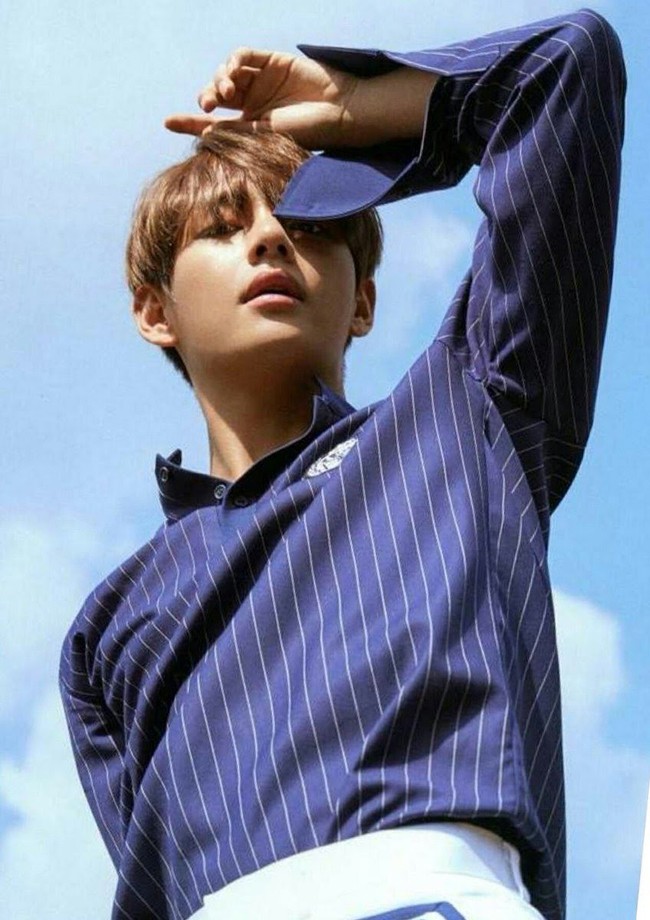 Saat pemotretan dengan pose pusing kepala, V terlihat seperti pria tampan yang kepanasan. Foto: Istimewa