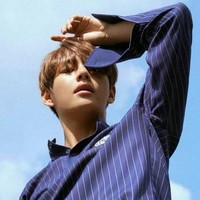 Saat pemotretan dengan pose pusing kepala, V terlihat seperti pria tampan yang kepanasan. Foto: Istimewa