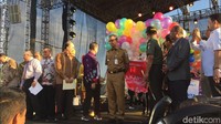 Anies lalu menceritakan awal mula pembahasan rencana perayaan Paskah di Monas sebulan lalu. Diskusi berlangsung di Balai Kota. Kala itu diungkap keinginan untuk merayakan Paskah di Monas dan saya sampaikan Monas adalah monumen kebangsaan milik semuanya, ucap Anies.