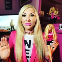 Ia pun mengaku punya standar cukup tinggi untuk calon pasangan. Rachel Evans menginginkan seorang Ken yang berusia tidak lebih dari 35 tahun dan berpenampilan plastik seperti dirinya. Foto: Instagram Rachel Evans