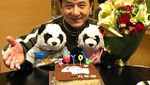 Ngemil Lolipop hingga Ngopi, Ini Gaya Keren Aktor Laga Legendaris Jackie Chan
