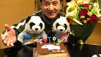 Rayakan ulang tahun, Jackie memeluk dua boneka panda imut dan sebuket bunga besar lengkap dengan kue ulang tahun dan lilin bertuliskan I Love U. Foto: Istimewa