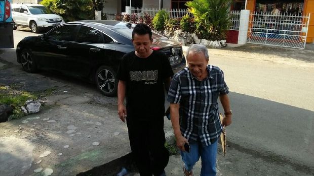 Ceraikan Istri yang Usianya 25 Tahun, Ini Profil Kakek Tajuddin 