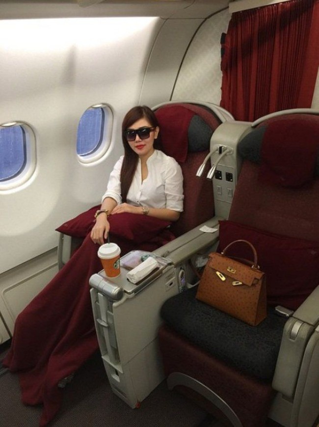 Duduk di kursi pesawat kelas bisnis, artis Bella Shofie ditemani tas Hermes Kelly Ostrich Cognac Sellier seharga US$ 16.899 atau sekitar Rp 233 juta. Foto: Instagram
