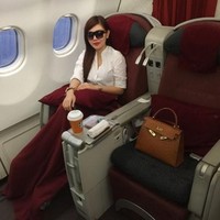 Duduk di kursi pesawat kelas bisnis, artis Bella Shofie ditemani tas Hermes Kelly Ostrich Cognac Sellier seharga US$ 16.899 atau sekitar Rp 233 juta. Foto: Instagram