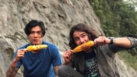 Marshall dan juga David yang merupakan host di My Trip My Adventure sedang asyik menikmati jagung bakar nih. Kamu mau? Foto: Instagram @marshallsastra
