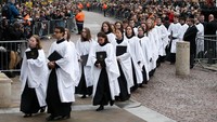 Peti jenazah Hawking dilapisi dengan bunga lili berwarna putih serta mawar putih yang dibawa oleh sejumlah pengurus dari Cambridge University.