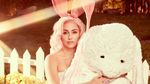 Gaya Nakal Miley Cyrus Sambut Paskah