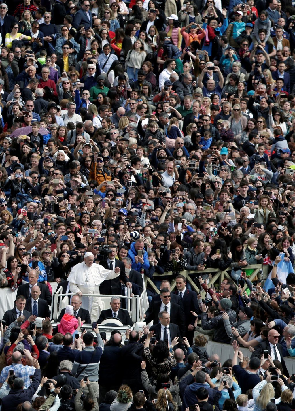 Pope Francis waves from his Papamobile after the Easter Mass at St. Peter's Square at the Vatican April 1, 2018. REUTERS/Stefano Rellandini