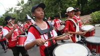 Pawai juga diramaikan dengan atraksi drum band.