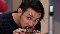 Lahap banget bang! Ini posenya Vicky saat makan ayam goreng berlumur cokelat. Lagi seru gini kayaknya gak mau diganggu ya? Foto: Instagram @vickyniti13