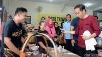 Presiden Jokowi tiba di warung soto Triwindu sekitar pukul 08.14 WIB. Kemudian disusul Ibu Iriana yang datang bersama Kahiyang Ayu dan Bobby Nasution pukul 08.35 WIB. Sementara putra bungsunya Kaesang Pangarep tampak sudah menunggu di warung soto tersebut. (Foto: Kris-Biro Pers Setpres)