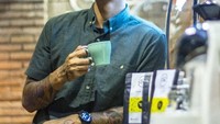 Jika baik jalankan. Jika tidak sudahi dengan baik, tulis Marshall dalam akun Instagramnya. Fotonyapun terlihat sambil mencicip secangkir kopi. Foto: Instagram @marshallsastra