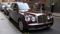 Menurut The Richest, Bentley State Limousine milik Ratu Elizabeth II ini menjadi mobil petinggi negara dengan harga paling mahal di dunia. Kabarnya kalau mobil ini dijual harganya bisa tembus US$ 15.167.500 yang kalau dirupiahkan mencapai Rp 209 miliar. Wow! Foto: Istimewa