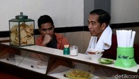Tak tahu apa saja yang dibahas keduanya di rumah makan soto Triwindu tersebut. (Foto: Kris-Biro Pers Setpres)