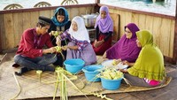 Liburan sambil syuting ke Raja Ampat, Marshall terlihat membuat ketupat bersama ibu-ibu. Susah ya Shall membuat ketupat? Foto: Instagram @marshallsastra
