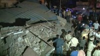 Sebuah hotel berlantai 4 di India runtuh. Sebanyak 10 orang tewas dan 2 orang lainnya terluka. (Foto: ANI/via REUTERS TV)