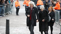 Sejumlah selebriti menghadiri upacara pemakaman Stephen Hawkin, di antaranya musisi Brian May dan aktris Anita Dobson. Foto: (Henry Nicholls/Reuters)
