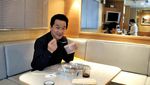 Ngemil Lolipop hingga Ngopi, Ini Gaya Keren Aktor Laga Legendaris Jackie Chan
