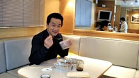 Aktor kelahiran Hongkong tahun 1954 ini memang hobi makan. Ditemani dengan senyuman khasnya, Jackie menikmati menu makan siangnya dengan ceria. Foto: Istimewa