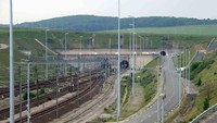 Channel Tunnel, terletak di dua negara, yakni Inggris dan Prancis ini memiliki panjang 50,5 km, menjadi salah satu proyek rekayasa terbesar yang pernah dilakukan di dunia, yang membawa kereta penumpang. Istimewa/wowtravel.me