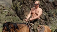 Pak Prabowo kan komandan tempur, Putin kan agen intelijen, bedalah. Kalau pengalaman tempur, mohon maaf, Pak Prabowo punya lebih banyak pengalaman, Pak Putin kan agen intel KGB. Saya rasa nggak ngikutin Putin, tapi yang lebih jelas tidak kurang gagah dan perkasa daripada Putin. Itu biasa di dunia militer, kata Wasekjen Gerindra Andre Rosiade. (Foto: Reuters)