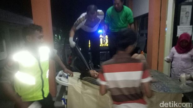 Dua anggota polisi bantu persalinan Sri/
