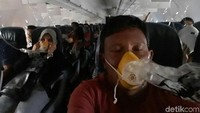 Foto: Saat mendarat darurat, penumpang panik karena masker oksigen turun tiba-tiba. Mereka lalu memakainya (Foto: Istimewa)