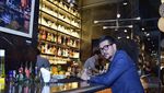 Tetap Menawan, Ini 10 Pose Keren Ferry Salim Saat Sarapan hingga Hangout