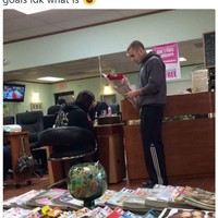 Wanita mana yang tak suka diberi kejutan manis. Apalagi di tempat tak biasa misalnya salon kuku seperti ini. Foto: Twitter