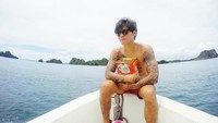 Mantan suami Dominique Diyose ini sedang apa ya? Kok seperti sedang memeluk kaleng biskuit. Takut hilang ya shall? Foto: Instagram @marshallsastra